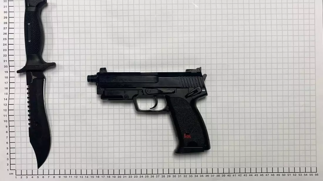 BPOL NRW: Mit Soft-Air-Waffe und Kampfmesser im Zug - Sicherstellung durch Bundespolizei - Bild: presseportal.de