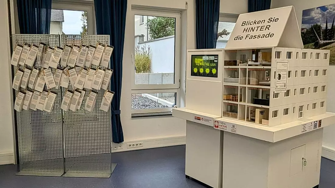 POL-MTK: #Orangeday: Ausstellung Gewaltige Liebe in Flörsheim - Bild: presseportal.de