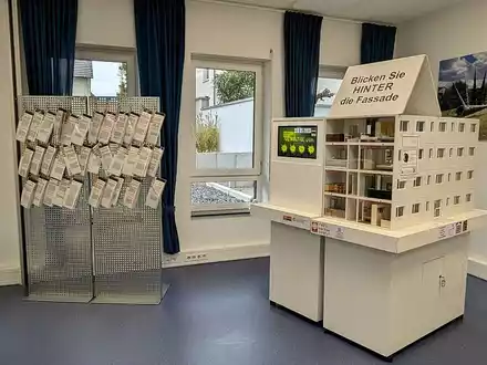 POL-MTK: #Orangeday: Ausstellung Gewaltige Liebe in Flörsheim - Foto: presseportal.de