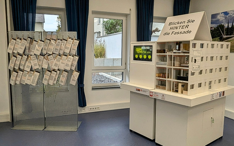 POL-MTK: #Orangeday: Ausstellung Gewaltige Liebe in Flörsheim - Foto: presseportal.de