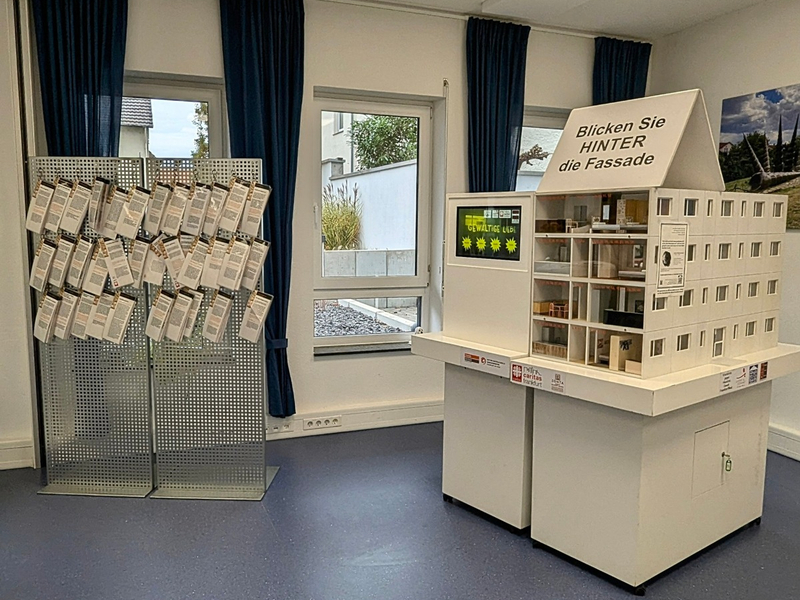 POL-MTK: #Orangeday: Ausstellung Gewaltige Liebe in Flörsheim - Foto: presseportal.de