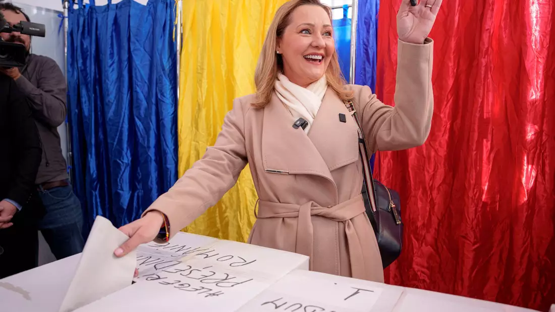 Die konservativ-liberale Reformpolitikerin Elena Lasconi hat sich für die Stichwahl gegen den extrem Rechten Calin Georgescu qualifiziert. (Archivbild) - Bild: Andreea Alexandru/AP