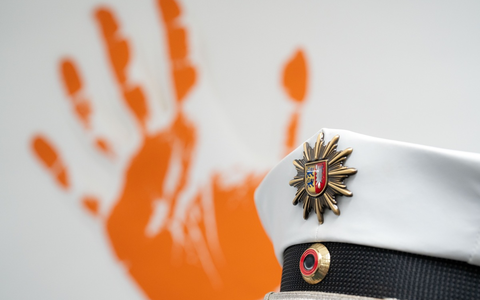 POL-SH: Orange Day 2025: Die Landespolizei Schleswig-Holstein zeigt Flagge gegen Gewalt an Frauen - Foto: presseportal.de POL-SH: Orange Day 2025: Die Landespolizei Schleswig-Holstein zeigt Flagge gegen Gewalt an Frauen - Foto: presseportal.de