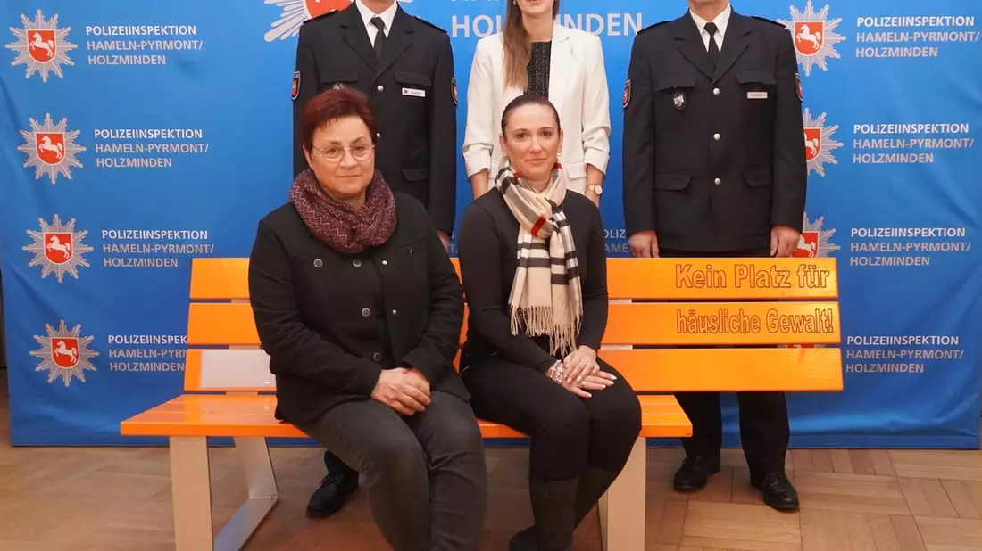 POL-GOE: Tag gegen Gewalt an Frauen: Polizeidirektion Göttingen setzt sichtbares Zeichen in Orange - Bild: presseportal.de