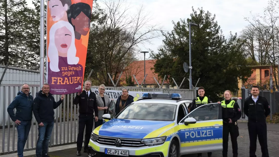 POL-CE: Polizeiinspektion Celle hisst orangene Fahne als Zeichen gegen Gewalt an Frauen - Bild: presseportal.de