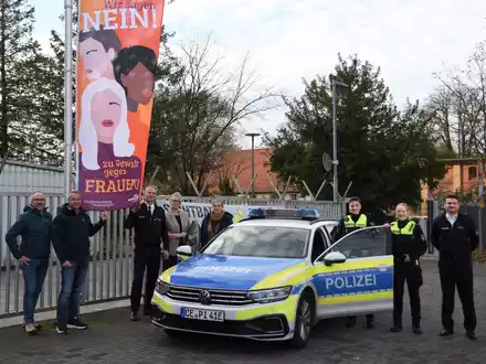 POL-CE: Polizeiinspektion Celle hisst orangene Fahne als Zeichen gegen Gewalt an Frauen - Foto: presseportal.de