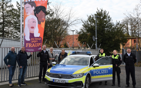 POL-CE: Polizeiinspektion Celle hisst orangene Fahne als Zeichen gegen Gewalt an Frauen - Foto: presseportal.de