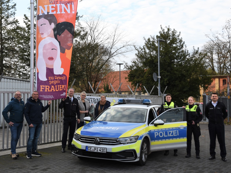 POL-CE: Polizeiinspektion Celle hisst orangene Fahne als Zeichen gegen Gewalt an Frauen - Foto: presseportal.de