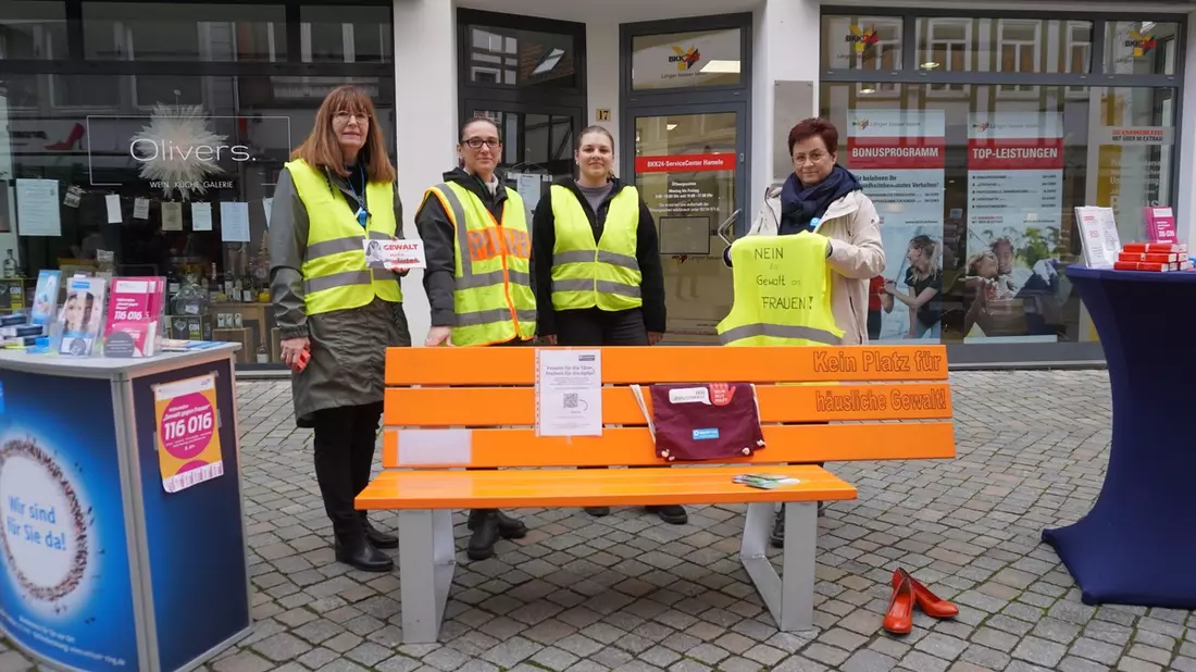 POL-HM: Kein Platz für häusliche Gewalt - Polizei klärt gemeinsam mit Landkreis zum Orange Day über häusliche Gewalt auf - Bild: presseportal.de