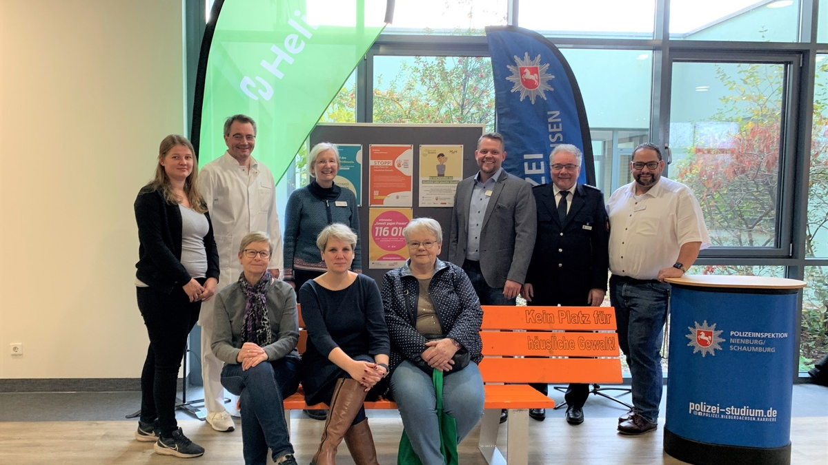 POL-NI: Tag gegen Gewalt an Frauen: Gemeinsame Aktion der Polizeiinspektion Nienburg/Schaumburg und der Helios Kliniken Mittelweser - Foto: presseportal.de