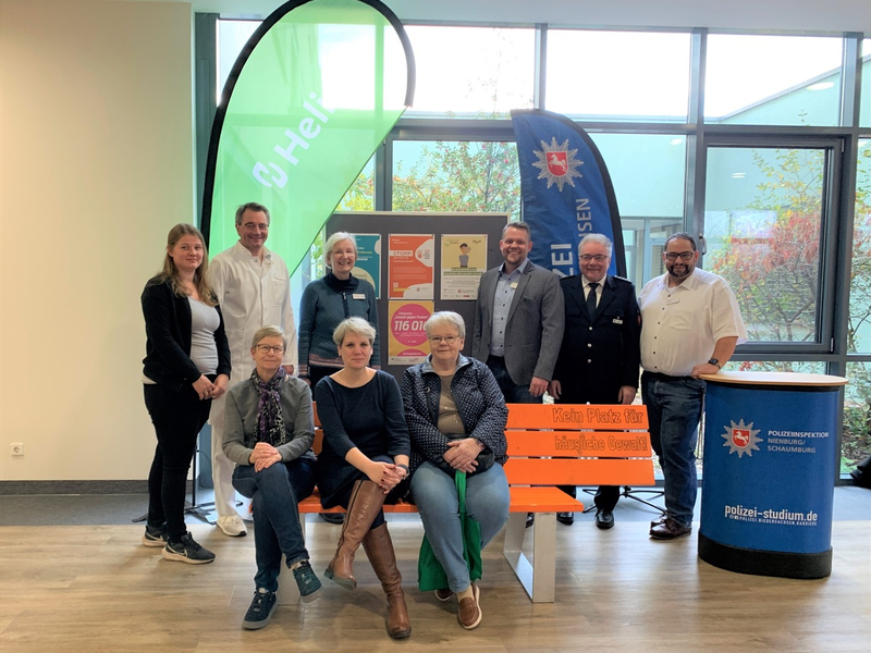 POL-NI: Tag gegen Gewalt an Frauen: Gemeinsame Aktion der Polizeiinspektion Nienburg/Schaumburg und der Helios Kliniken Mittelweser - Foto: presseportal.de