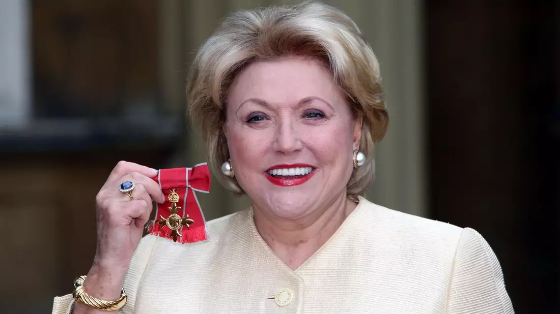 Barbara Taylor Bradford hat im Buckingham Palace in London den Orden «Member of the Most Excellent Order of the British Empire» erhalten. (Foto Archiv) - Bild: Steve Parsons/PA Wire/dpa