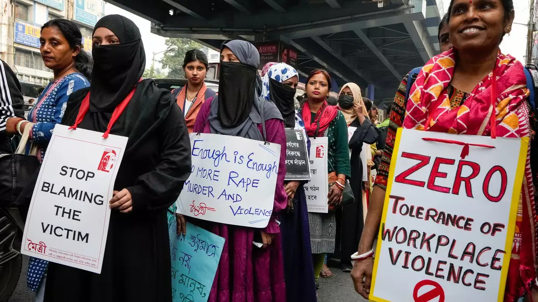 Am Internationalen Tag zur Beseitigung von Gewalt gegen Frauen gibt es in vielen Ländern Demonstrationen und Kundgebungen, um auf das Problem aufmerksam zu machen. - Bild: Bikas Das/AP