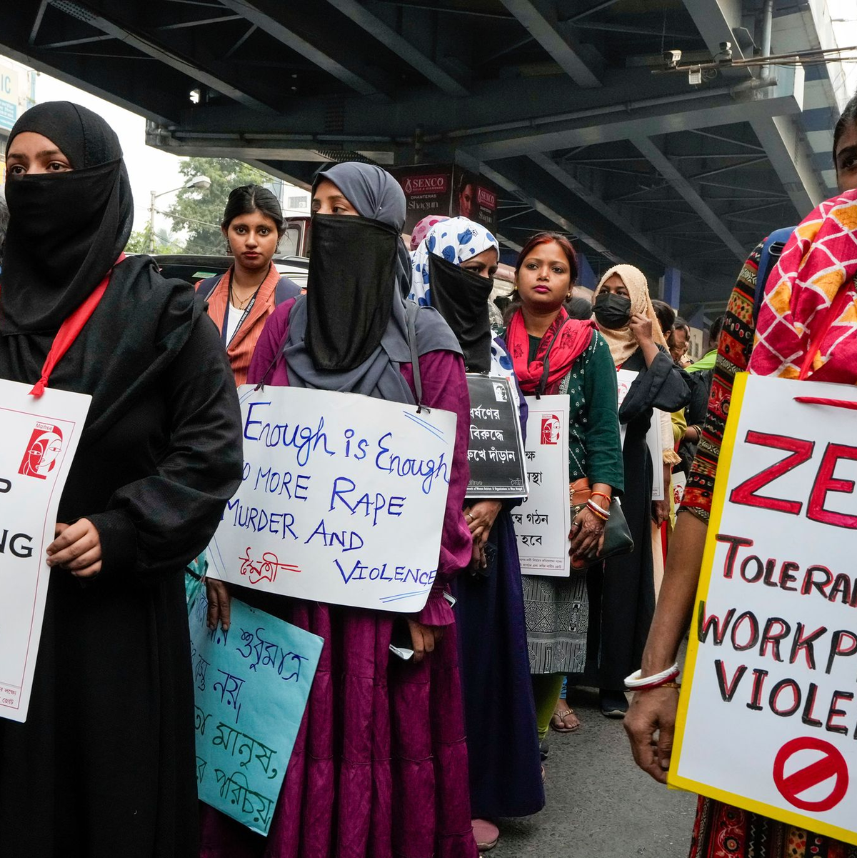 Am Internationalen Tag zur Beseitigung von Gewalt gegen Frauen gibt es in vielen Ländern Demonstrationen und Kundgebungen, um auf das Problem aufmerksam zu machen. - Foto: Bikas Das/AP