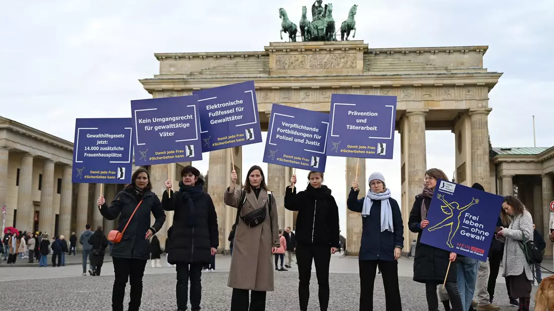  Im Jahr 2023 wurden 938 Mädchen und Frauen in Deutschland Opfer von versuchten oder vollendeten Femiziden. - Bild: Leonie Asendorpf/dpa