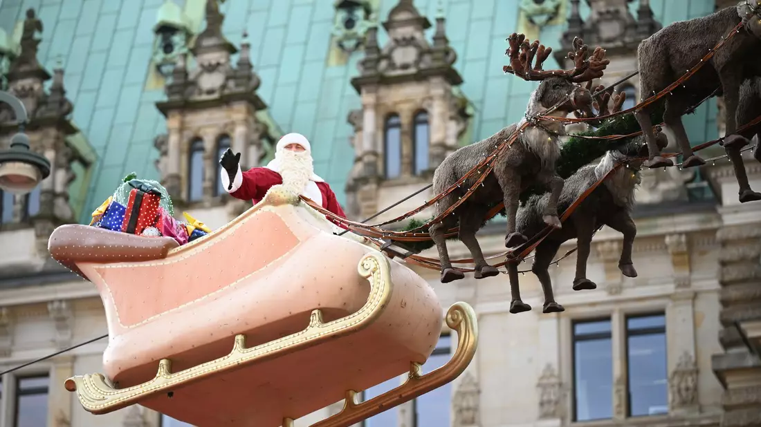 Viele Besucherinnen und Besucher erkundeten am Tag der Eröffnung die Buden in Hamburg. - Bild: Niklas Graeber/dpa