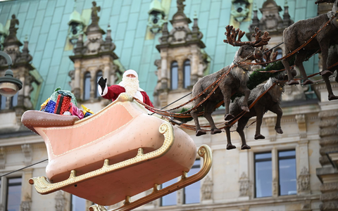 Viele Besucherinnen und Besucher erkundeten am Tag der Eröffnung die Buden in Hamburg. - Foto: Niklas Graeber/dpa