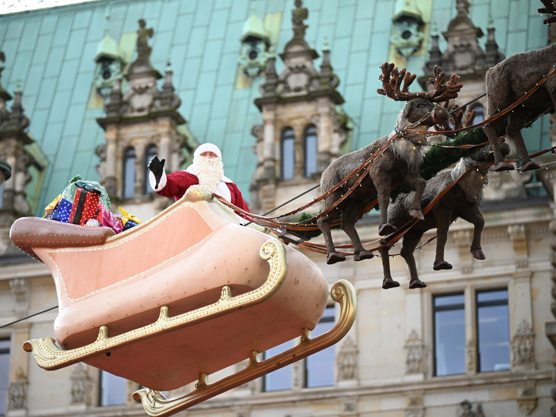Viele Besucherinnen und Besucher erkundeten am Tag der Eröffnung die Buden in Hamburg. - Foto: Niklas Graeber/dpa