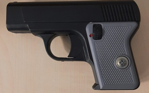 BPOL-HB: Junger Mann mit Anscheinswaffe im Zug - Bundespolizei in Bremerhaven im Einsatz - Foto: presseportal.de BPOL-HB: Junger Mann mit Anscheinswaffe im Zug - Bundespolizei in Bremerhaven im Einsatz - Foto: presseportal.de