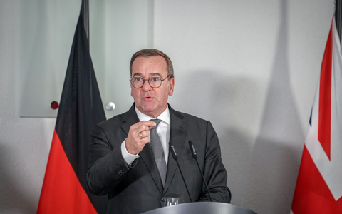 Die Ursache für den Absturz eines in Leipzig gestarteten Frachtflugzeugs bei Vilnius ist weiterhin unklar. Verteidigungsminister Pistorius fordert erhöhte Sensibilität bei bestimmten Frachtsendungen. - Foto: Kay Nietfeld/dpa Die Ursache für den Absturz eines in Leipzig gestarteten Frachtflugzeugs bei Vilnius ist weiterhin unklar. Verteidigungsminister Pistorius fordert erhöhte Sensibilität bei bestimmten Frachtsendungen. - Foto: Kay Nietfeld/dpa