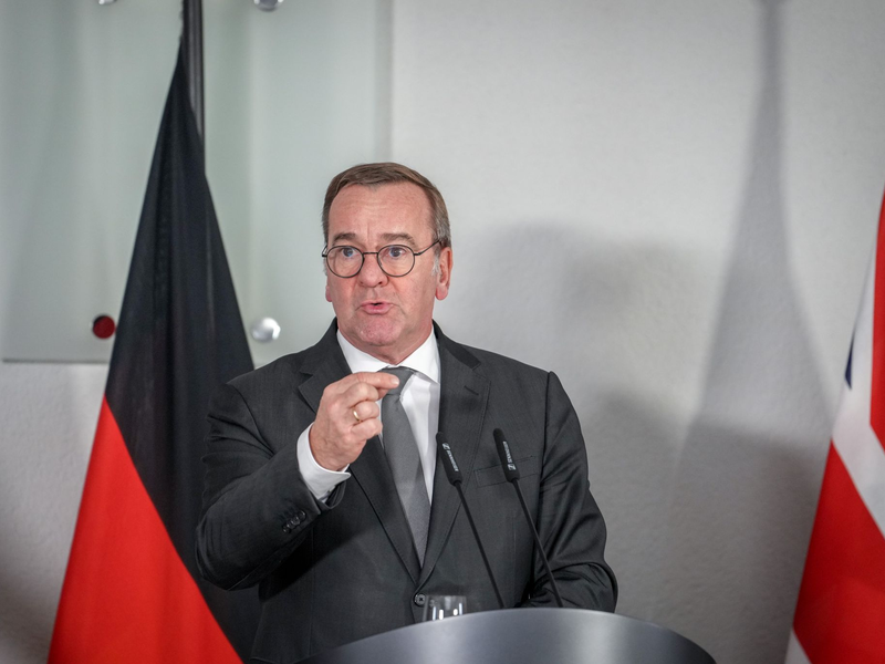 Die Ursache für den Absturz eines in Leipzig gestarteten Frachtflugzeugs bei Vilnius ist weiterhin unklar. Verteidigungsminister Pistorius fordert erhöhte Sensibilität bei bestimmten Frachtsendungen. - Foto: Kay Nietfeld/dpa