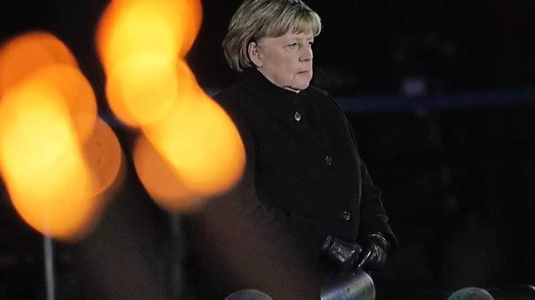 Die Bundeswehr verabschiedet Angela Merkel nach 16 Jahren als Kanzlerin. - Bild: Michael Kappeler/dpa