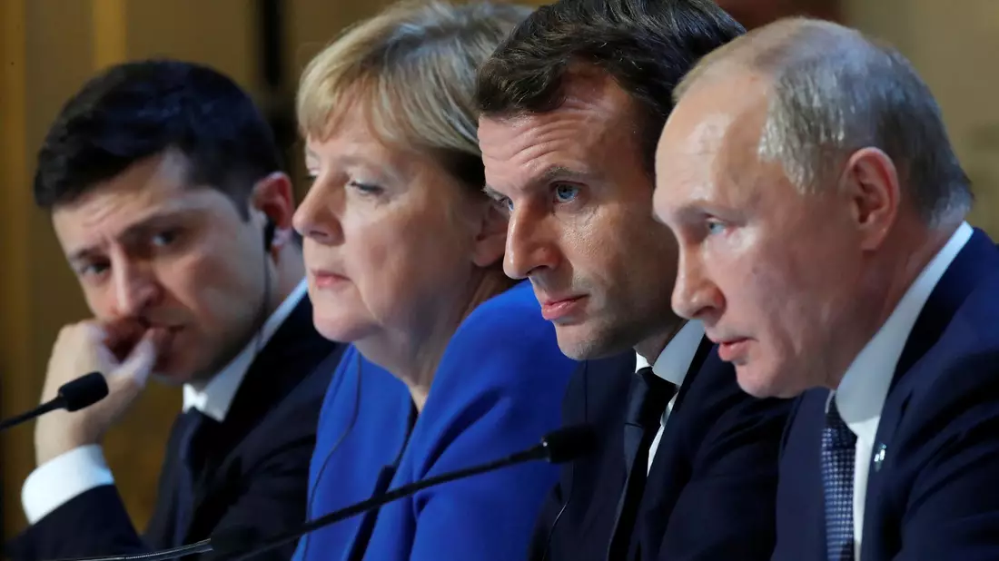 Ausdrücklich spricht sich Merkel für diplomatische Initiativen für ein Ende des russischen Angriffskrieges auf die Ukraine aus.  - Bild: Charles Platiau/Reuters Pool/AP/dpa