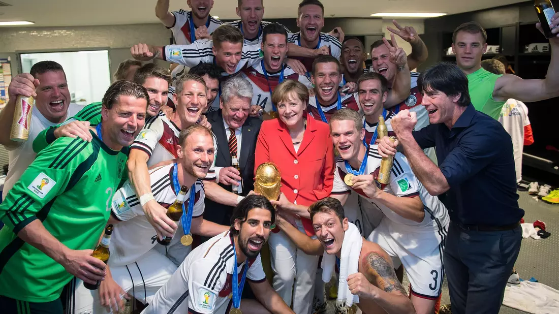 Vom WM-Finale 2014, als Deutschland in Rio de Janeiro den Titel gewann, erzählt Ex-Kanzlerin Angela Merkel in ihren Memoiren von kurzen Dialogen mit dem ungarischen Regierungschef Viktor Orbán in der Tribünenreihe vor ihr. (Archivfoto) - Bild: Guido Bergmann/Bundesregierung/dpa