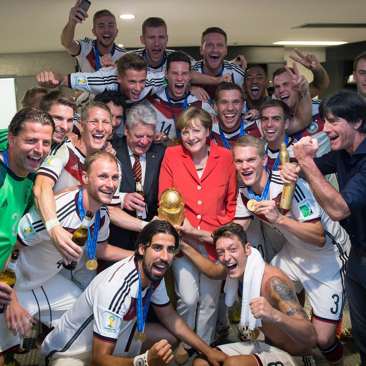 Vom WM-Finale 2014, als Deutschland in Rio de Janeiro den Titel gewann, erzählt Ex-Kanzlerin Angela Merkel in ihren Memoiren von kurzen Dialogen mit dem ungarischen Regierungschef Viktor Orbán in der Tribünenreihe vor ihr. (Archivfoto) - Foto: Guido Bergmann/Bundesregierung/dpa