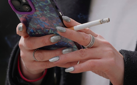 Nach den Plänen der britischen Regierung sollen junge Leute nie legal Zigaretten kaufen dürfen. (Archivbild) - Foto: Kin Cheung/AP/dpa