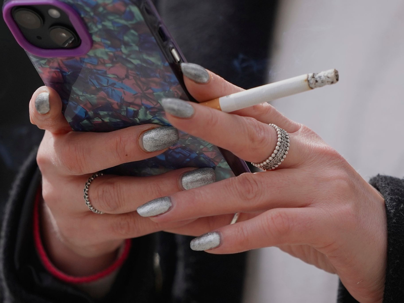 Nach den Plänen der britischen Regierung sollen junge Leute nie legal Zigaretten kaufen dürfen. (Archivbild) - Foto: Kin Cheung/AP/dpa