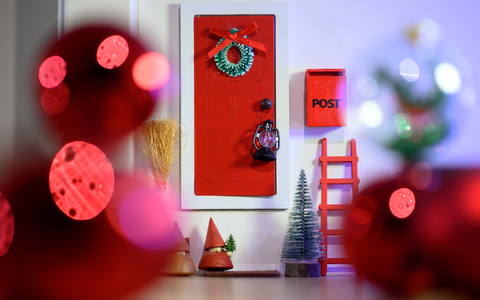 Eine kleine Tür, ein Briefkasten, Besen, Laterne, Türmatte und eine kleine Leiter - im Handel gibt es inzwischen für Wichtelbeginner kleine Basic-Sets.  - Foto: Hendrik Schmidt/dpa