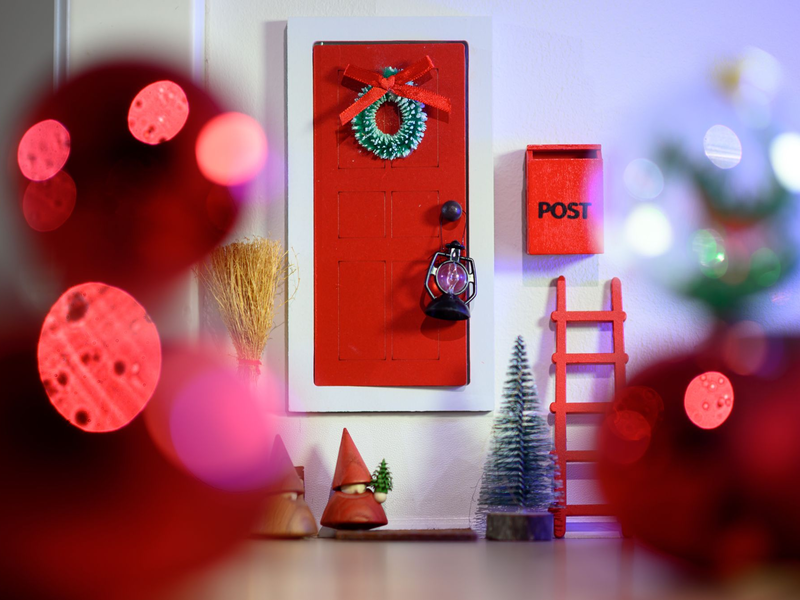 Eine kleine Tür, ein Briefkasten, Besen, Laterne, Türmatte und eine kleine Leiter - im Handel gibt es inzwischen für Wichtelbeginner kleine Basic-Sets.  - Foto: Hendrik Schmidt/dpa