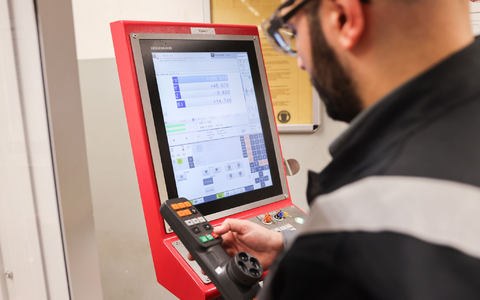 Deutschlands Arbeitsmarkt braucht laut einer Analyse jährlich viele Tausende Migranten (Symbolbild). - Foto: Christian Charisius/dpa