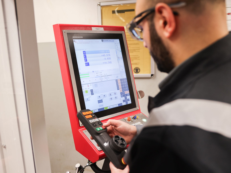 Deutschlands Arbeitsmarkt braucht laut einer Analyse jährlich viele Tausende Migranten (Symbolbild). - Foto: Christian Charisius/dpa