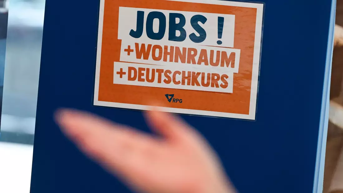 Um mehr Zuwanderer für den Arbeitsmarkt zu gewinnen, müssten Experten zufolge Hürden abgebaut werden (Symbolbild).  - Bild: Jens Kalaene/dpa