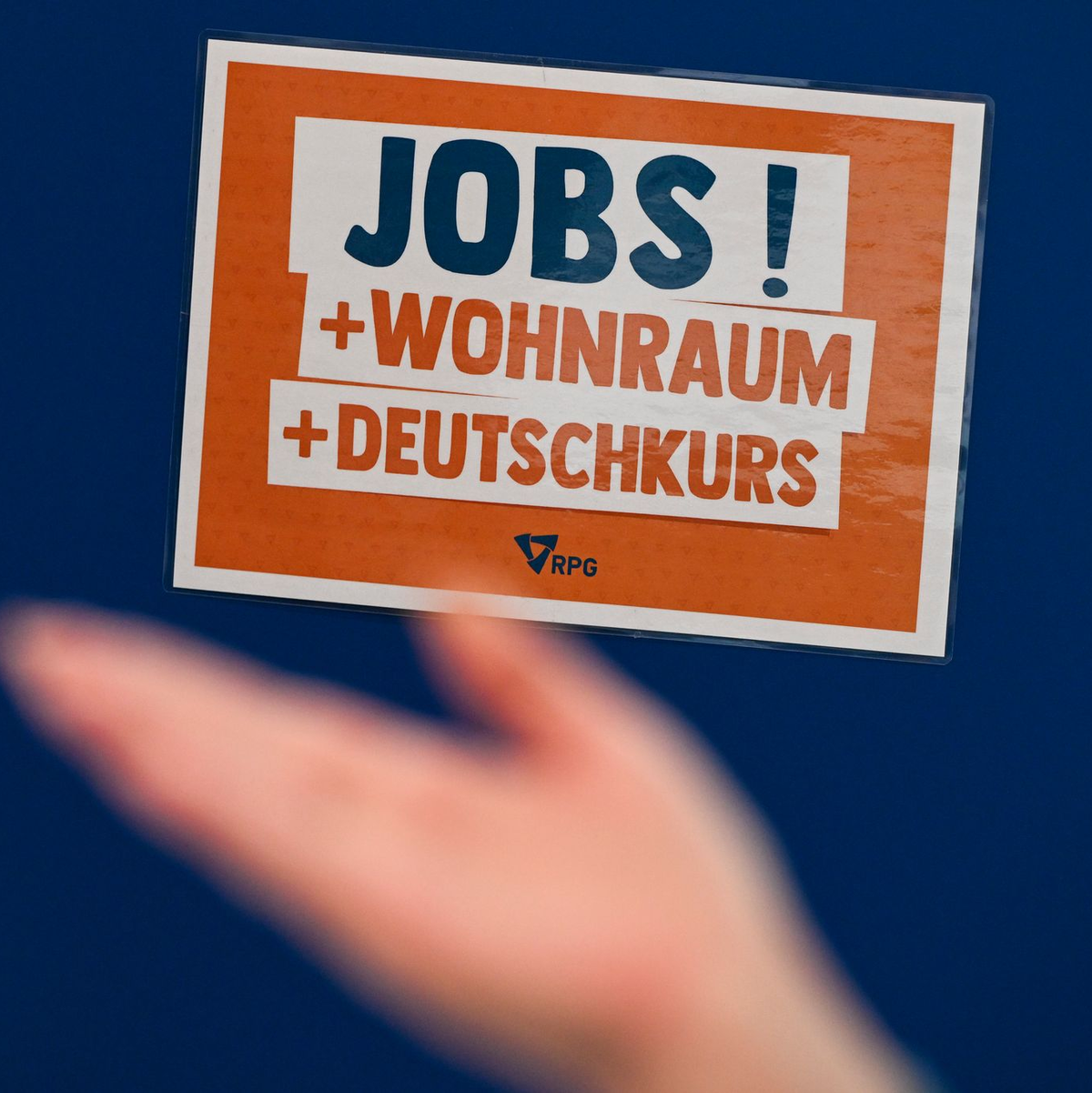 Um mehr Zuwanderer für den Arbeitsmarkt zu gewinnen, müssten Experten zufolge Hürden abgebaut werden (Symbolbild).  - Foto: Jens Kalaene/dpa