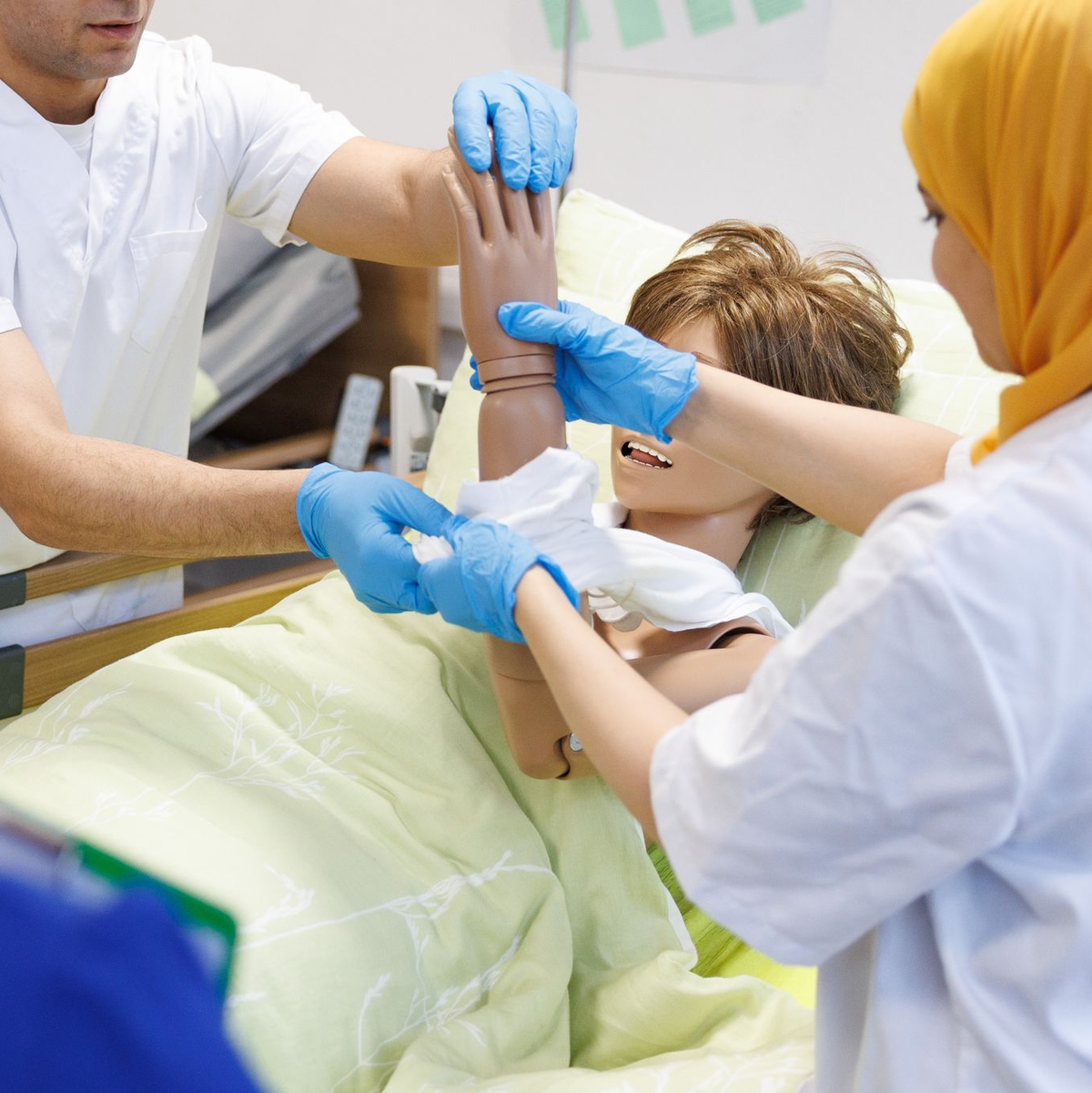 Zuwanderung wird in vielen Branchen und Berufen benötigt (Symbolbild).   - Foto: Friso Gentsch/dpa