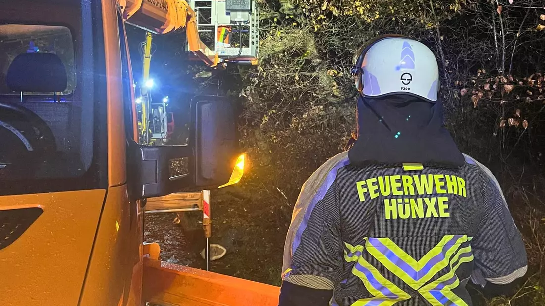 FW Hünxe: Ausleuchten nach Sturmschaden - Unterstützung des Gemeindebauhofs - Bild: presseportal.de