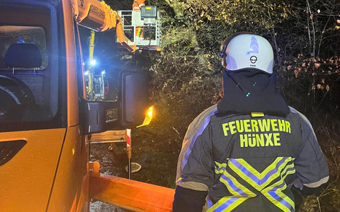 FW Hünxe: Ausleuchten nach Sturmschaden - Unterstützung des Gemeindebauhofs - Foto: presseportal.de