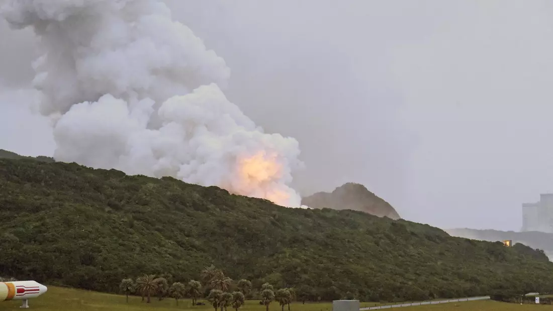 Erneut geht ein Triebwerk für die japanische Kleinrakete Epsilon S in Flammen auf.  - Bild: ./kyodo/dpa
