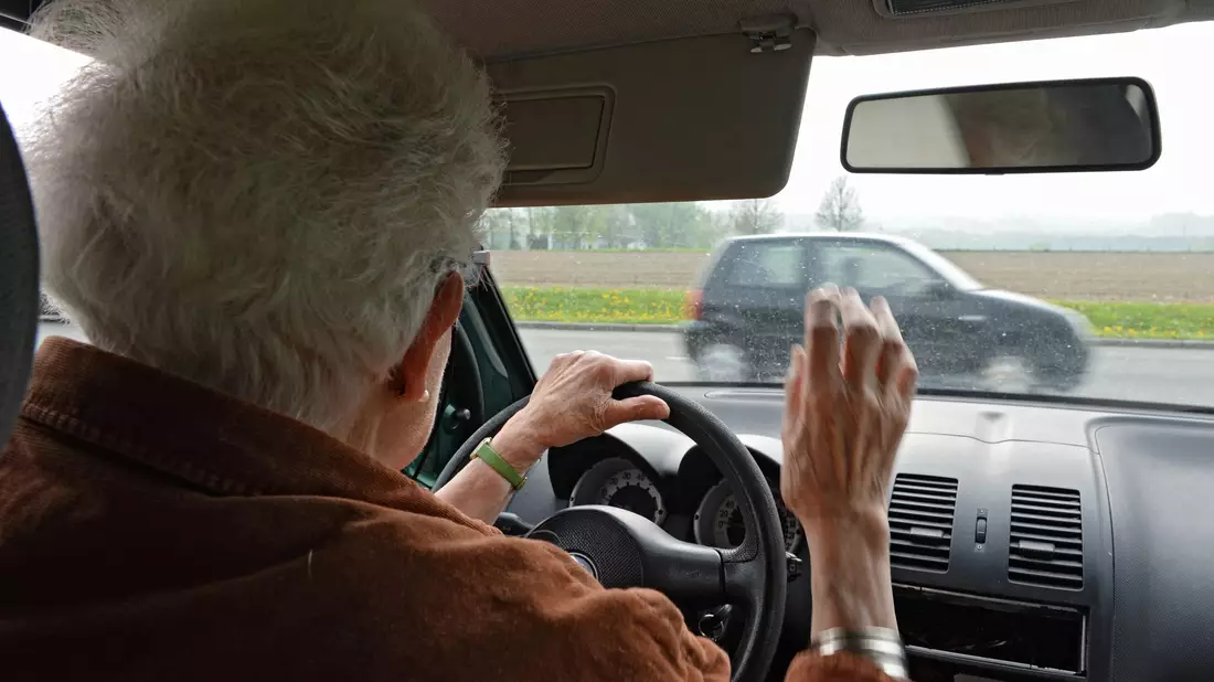 Bei älteren Autofahrern gibt es oft andere Unfallursachen als bei jüngeren. (Symbolbild) - Bild: Felix Kästle/dpa