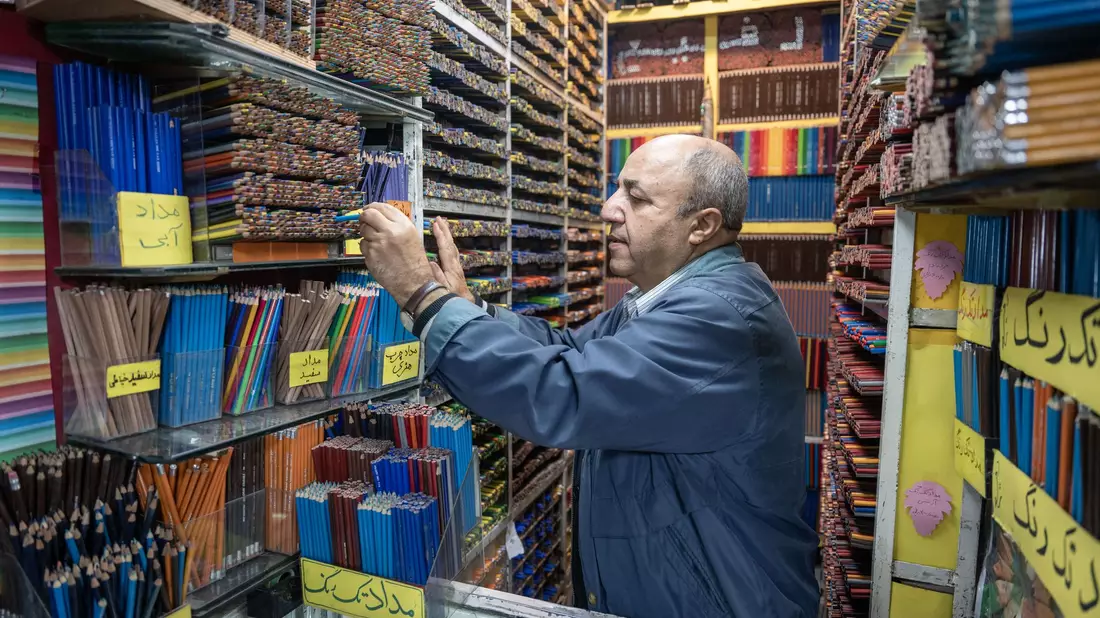 Für Mohammed Rafi ist der Verkauf von Buntstiften eine echte Leidenschaft.  - Bild: Arne Bänsch/dpa