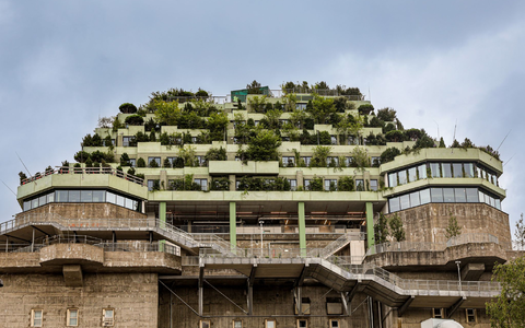 Bunkeranlagen, wie dieser Flakbunker aus dem Zweiten Weltkrieg in Hamburg (St. Pauli), wurden in Friedenszeiten unter anderem zu Kunst- und Kulturstätten umgestaltet. - Foto: Ulrich Perrey/dpa/dpa-tmn Bunkeranlagen, wie dieser Flakbunker aus dem Zweiten Weltkrieg in Hamburg (St. Pauli), wurden in Friedenszeiten unter anderem zu Kunst- und Kulturstätten umgestaltet. - Foto: Ulrich Perrey/dpa/dpa-tmn