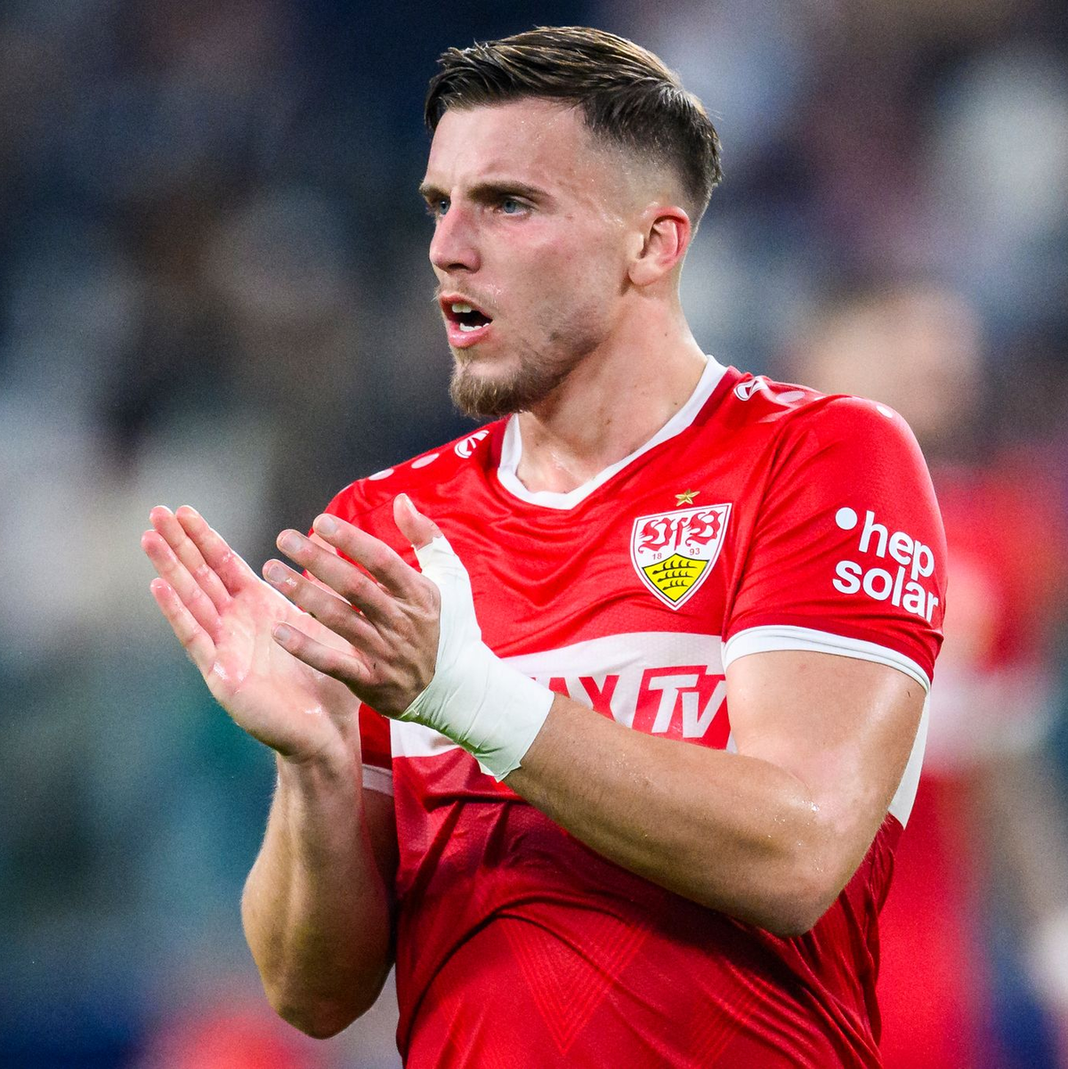 Ermedin Demirovic (l) ist zurück an alter Wirkungsstätte in Augsburg. - Foto: Tom Weller/dpa