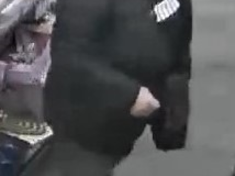 POL-H: Öffentlichkeitsfahndung: Discounter-Filiale an Hildesheimer Straße in Brand gesteckt - Wer kennt die Täterin? - Foto: presseportal.de