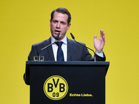 Verschafft sich und seinem Club etwas Zeit für die Trainersuche: BVB-Geschäftsführer Lars Ricken. - Foto: Bernd Thissen/dpa