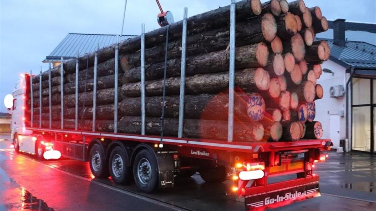 POL-PPTR: Ladung unzureichend gesichert und um mehr als 30% überladen - Foto: presseportal.de