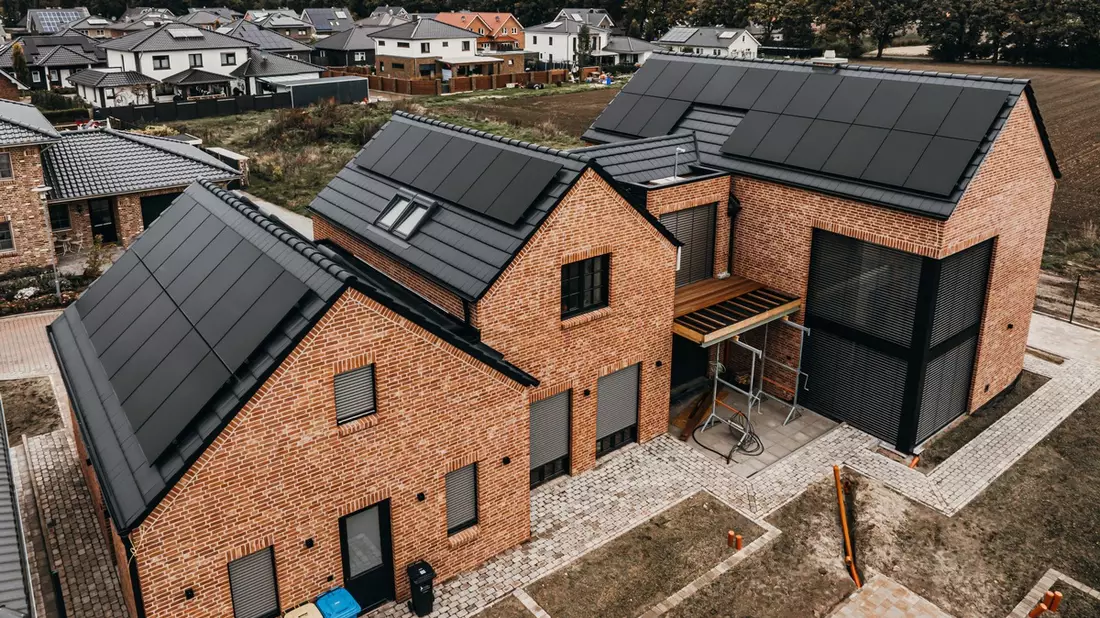 Photovoltaik ohne lange Wartezeiten: Steven Hensel von der Grüne Leuchte GmbH & Co. KG erklärt, wie man seriöse Anbieter findet - Bild: presseportal.de