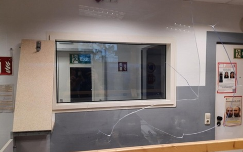 BPOL-FL: NMS - Alkoholisierter Mann entleert Bierflasche im Zug; leistet Widerstand; Spuckschutzscheibe durch Kopfstoß zerstört - Foto: presseportal.de